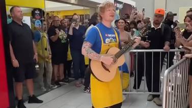 Ed Sheeran sorprende a fanáticos en tienda de Lego