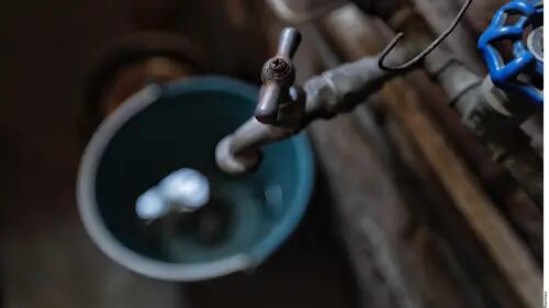 Escuela pide a niños que lleven cubetas con agua ante escasez