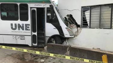 Choque entre camión urbano y vehículo deja al menos 7 personas lesionadas en la colonia San Benito