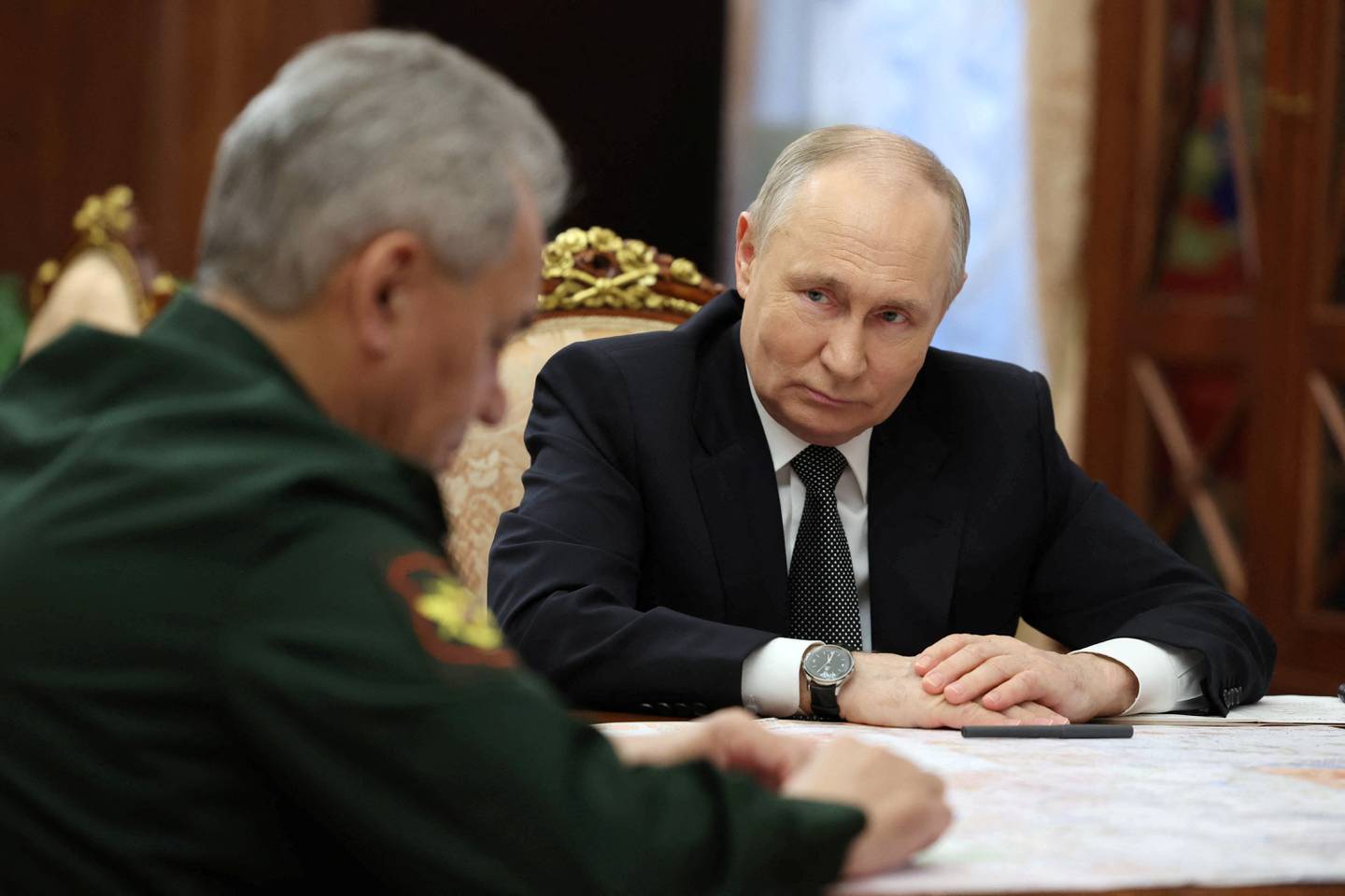 El presidente ruso Vladimir Putin junto al ministro de Defensa Sergei Shoigu durante una reunión en Moscú, Rusia, el 20 de febrero, 2024. Sputnik/Alexander Kazakov/Pool via REUTERS
