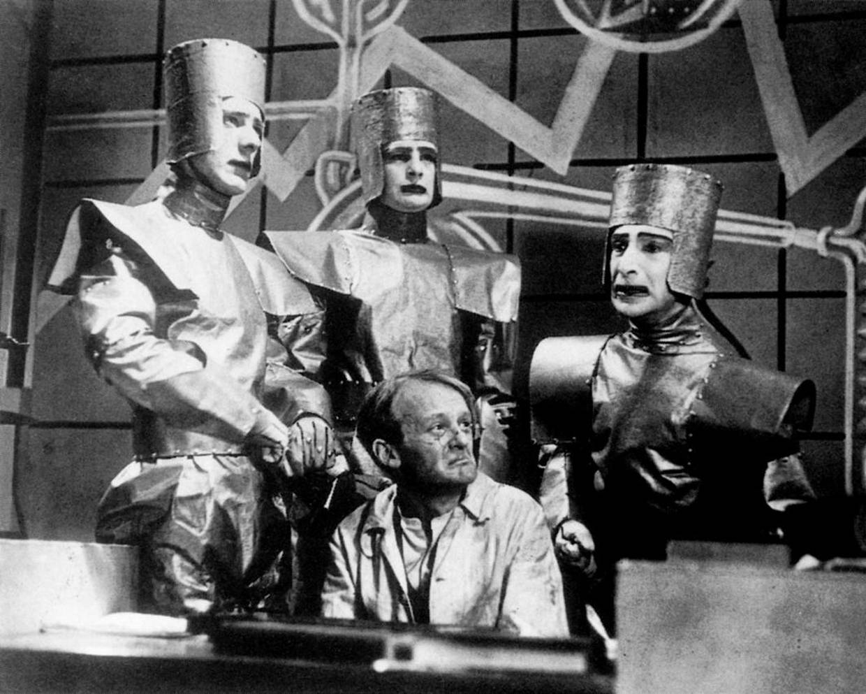 El 11 de febrero de 1938 se emitió por primera vez una adaptación de la obra R.U.R. del autor Karel Čapek, por la BBC.