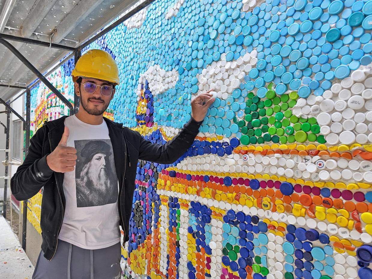 Artista venezolano compone 'eco-mural' con tapones