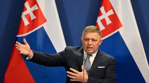 Líder de Eslovaquia sigue grave mientras su atacante comparece en tribunal