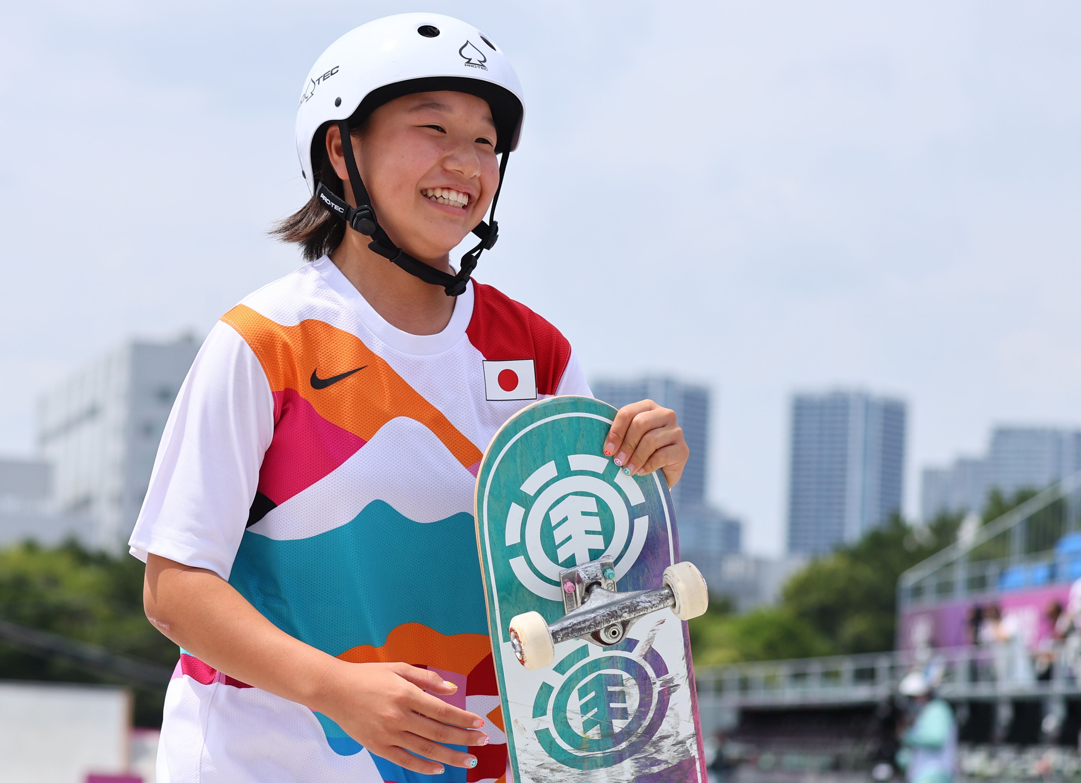 Momiji Nishiya, ganadora del oro olímpico en monopatinaje callejero, durante la final de su disciplina celebrada en el Ariake Urban Sports Park de Tokio, Japón, el 26 de julio de 2021. REUTERS/Lucy Nicholson