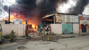 Policiaca Tijuana: Controlan incendio en recicladora del parque industrial Los Pinos