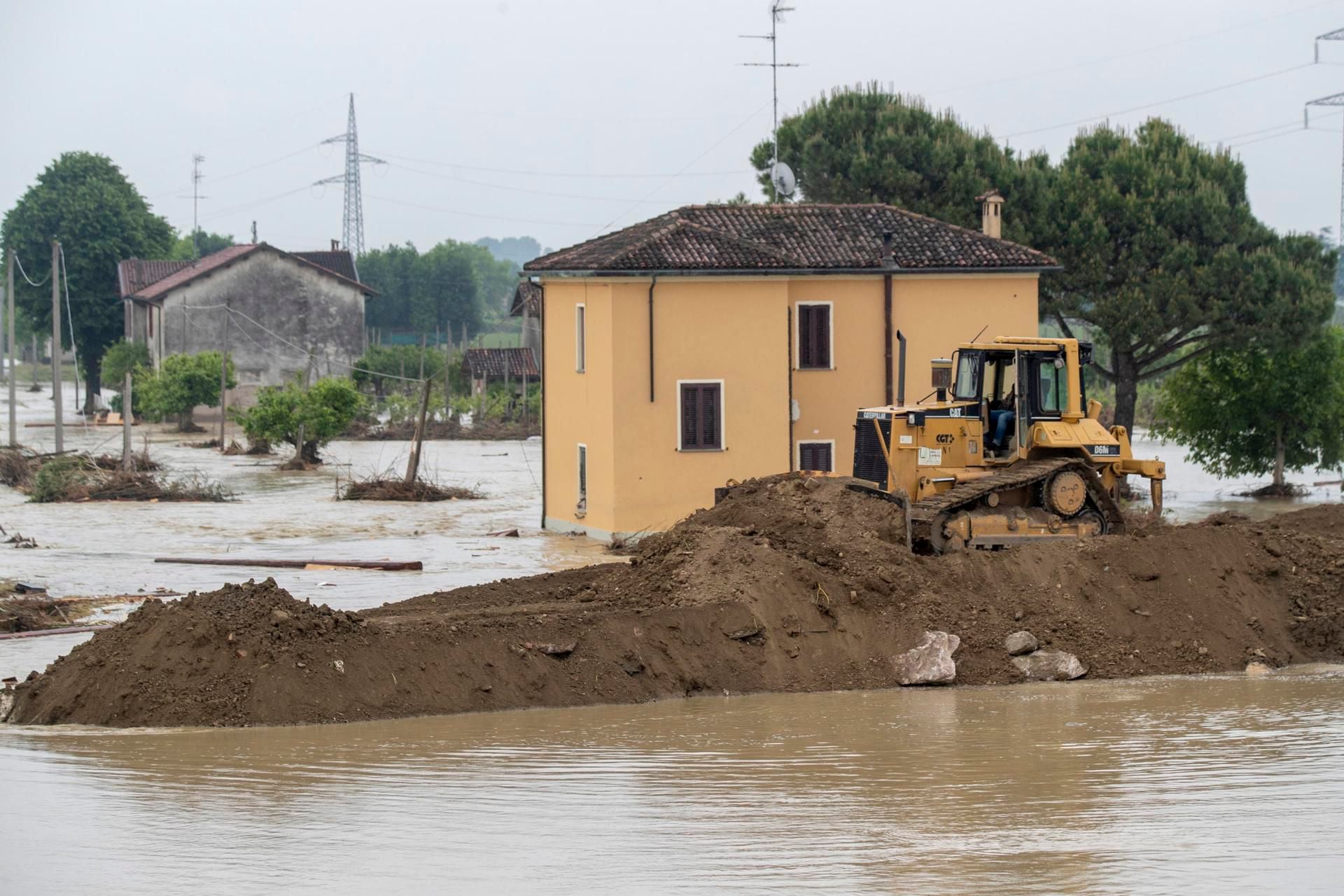 Lugo (Italy), 20/05/2023.- An excavator tries to rebuild embankment of the Sillaro river after it broke the embankment, destroying a house and flooded the town in attempt to block the water that is flooding the surrounding countryside, in Lugo, Emilia-Romagna region, Italy, 20 May 2023. The death toll from this week's deadly flooding in Emilia Romagna has climbed to 14. The northeastern region will remain on red alert on 20 May with more rain forecast. Among other things, the risk of landslides is considered particularly high. The number of people who have had to leave their homes because of the flooding in Emilia-Romagna has risen to over 15,000, the regional government said on 19 May. (Italia) EFE/EPA/BOVE-ZANI
