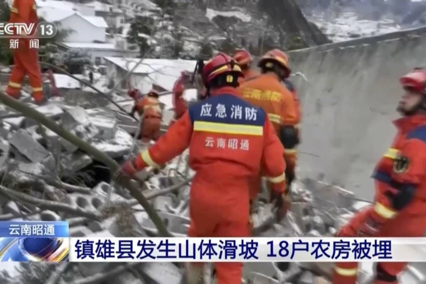 En esta imagen tomada de un video transmitido por CCTV de China, los trabajadores de rescate buscan entre los escombros después de un deslizamiento de tierra en la aldea de liangshui en la provincia de Yunnan, en el suroeste de China, el lunes 22 de enero de 2024. El deslizamiento de tierra en la provincia montañosa de Yunnan, en el suroeste de China, el lunes temprano enterró a decenas y obligó a la evacuación de cientos. (CCTV vía AP)