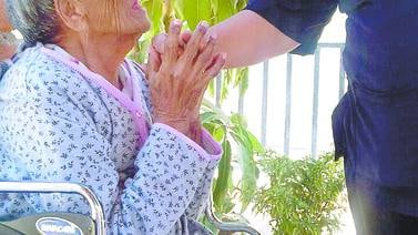 “Apapachan” a los abuelitos de manera virtual