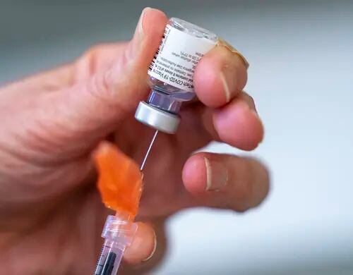 Un jeringa es llenada con la vacuna contra el COVID-19 de Pfizer en una clínica en Richmond, Columbia Británica, Canadá, el 10 de abril de 2021. (Jonathan Hayward/The Canadian Press vía AP, Archivo)