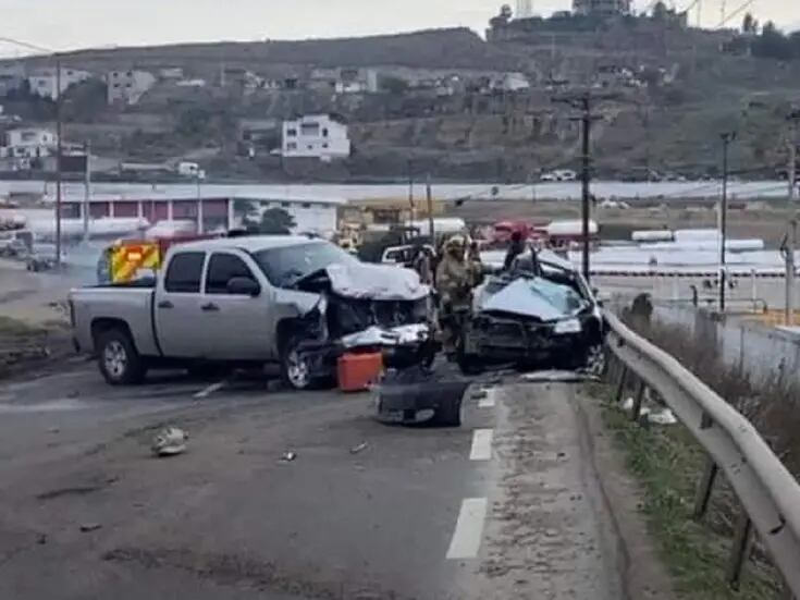 Mujer muere prensada en accidente vehicular