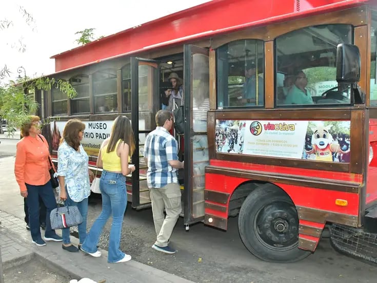Disfrutan residentes y visitantes del Trolebús Turístico de Hermosillo