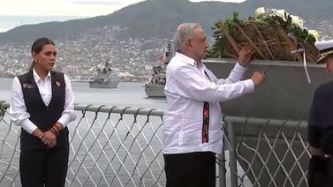 AMLO deja ofrenda floral en el mar por muertos y desaparecidos tras paso de huracán "Otis" por Guerrero