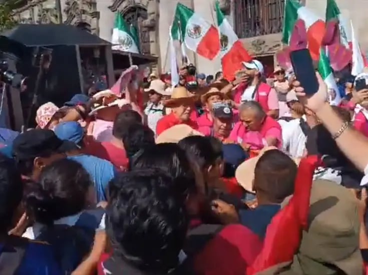 “Marea rosa” e integrantes de la CNTE chocan en Zócalo de CDMX