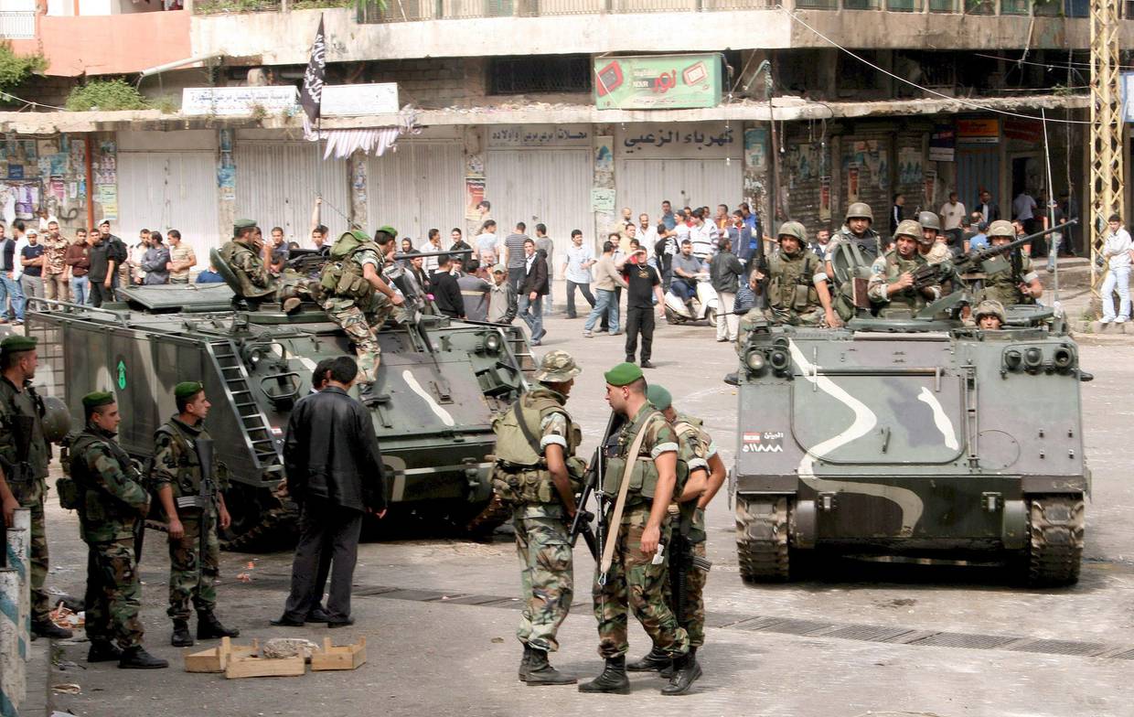 XNM39 TRÍPOLI (LÍBANO) 11/05/08.- Soldados libaneses permanecen desplegados en la ciudad de Trípoli, en el norte del Líbano, hoy domingo 11 de mayo. El Gobierno tomó la decisión de desplegar al ejército tras los enfrentamientos protagonizados por clanes rivales, mientras tanto Hizbulá entregó el control del oeste de Beirut al ejército. EFE/Adel Karroum