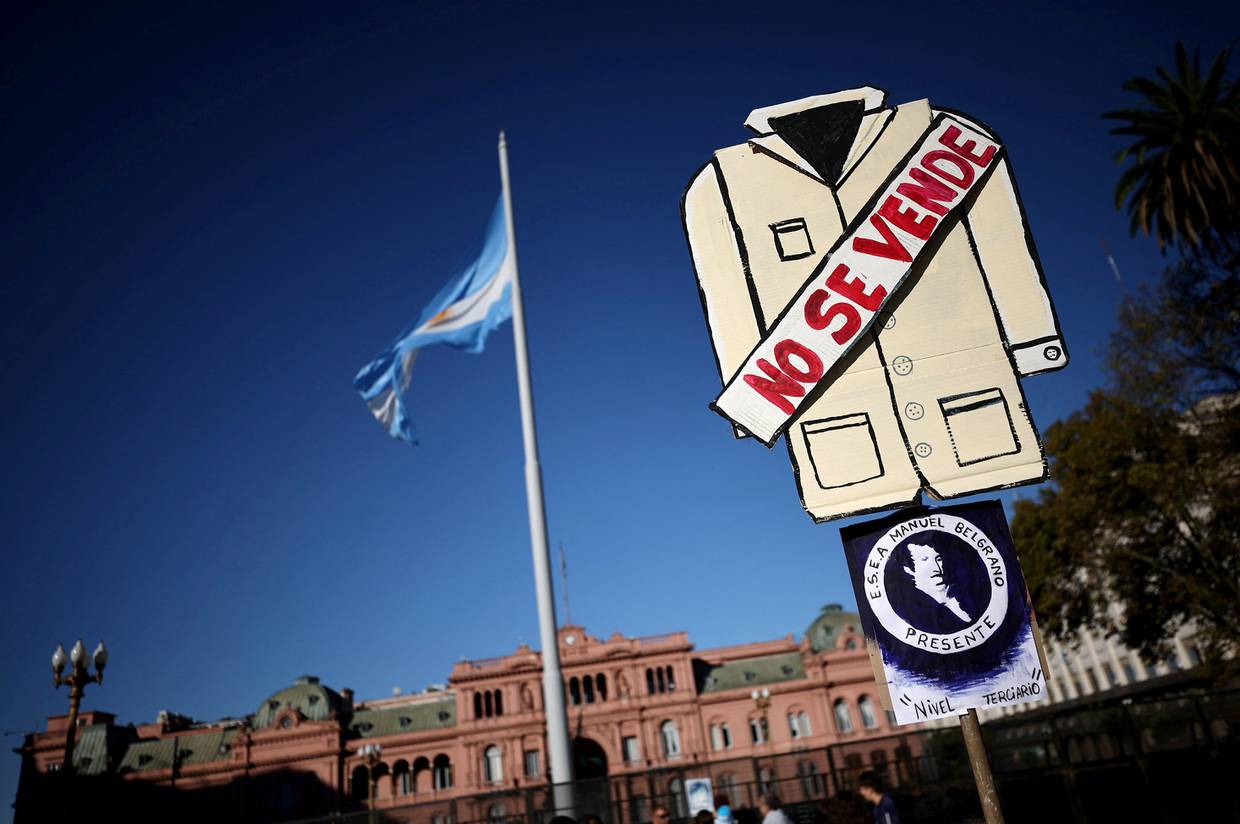 Una persona sostiene un cartel frente a la Casa Rosada durante la protesta de estudiantes, docentes y dirigentes universitarios de Argentina contra los recortes a la educación pública