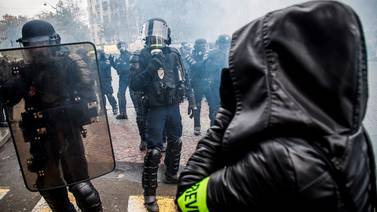 Detienen a 264 personas en protestas de los chalecos amarillos en Francia