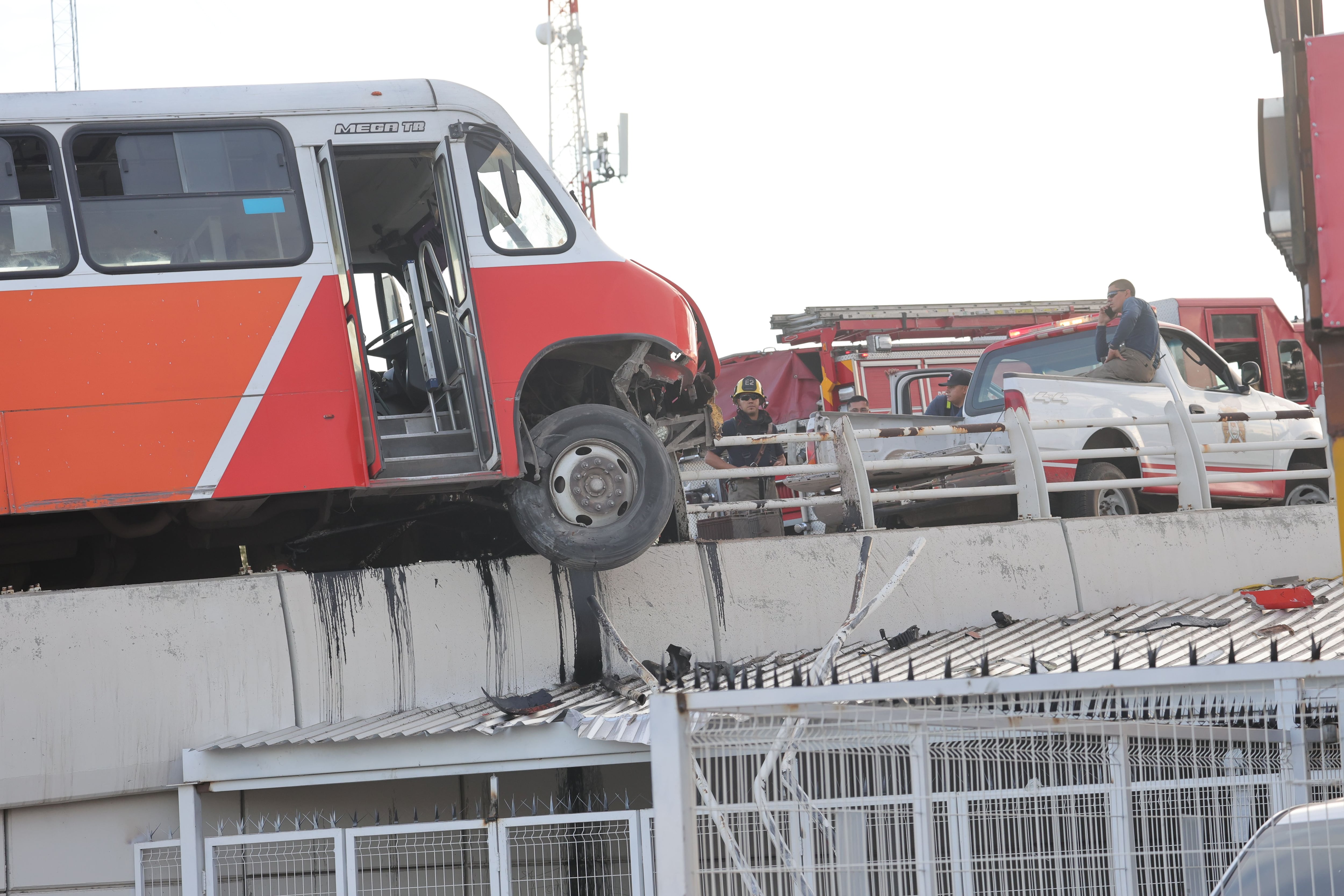 El conductor de la unidad del Transporte Urbano Línea 4 SIT-0039 perdió el control y chocó contra el muro de contención. En el camión viajaban 10 pasajeros de los cuales cinco resultaron con lesiones.