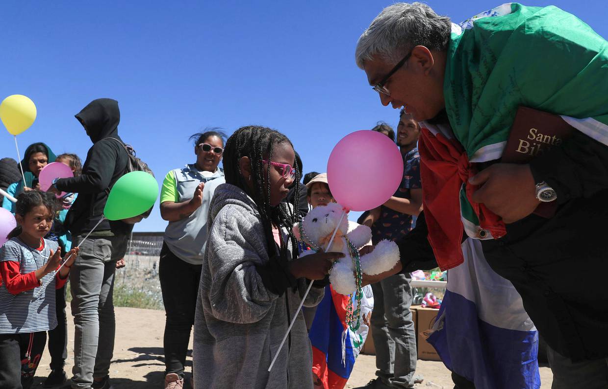 Integrantes del colectivo 'Ángeles Mensajeros' celebran el día de los niños  en la frontera con Estados Unidos, en Ciudad Juárez | FOTO EFE/Luis Torres.