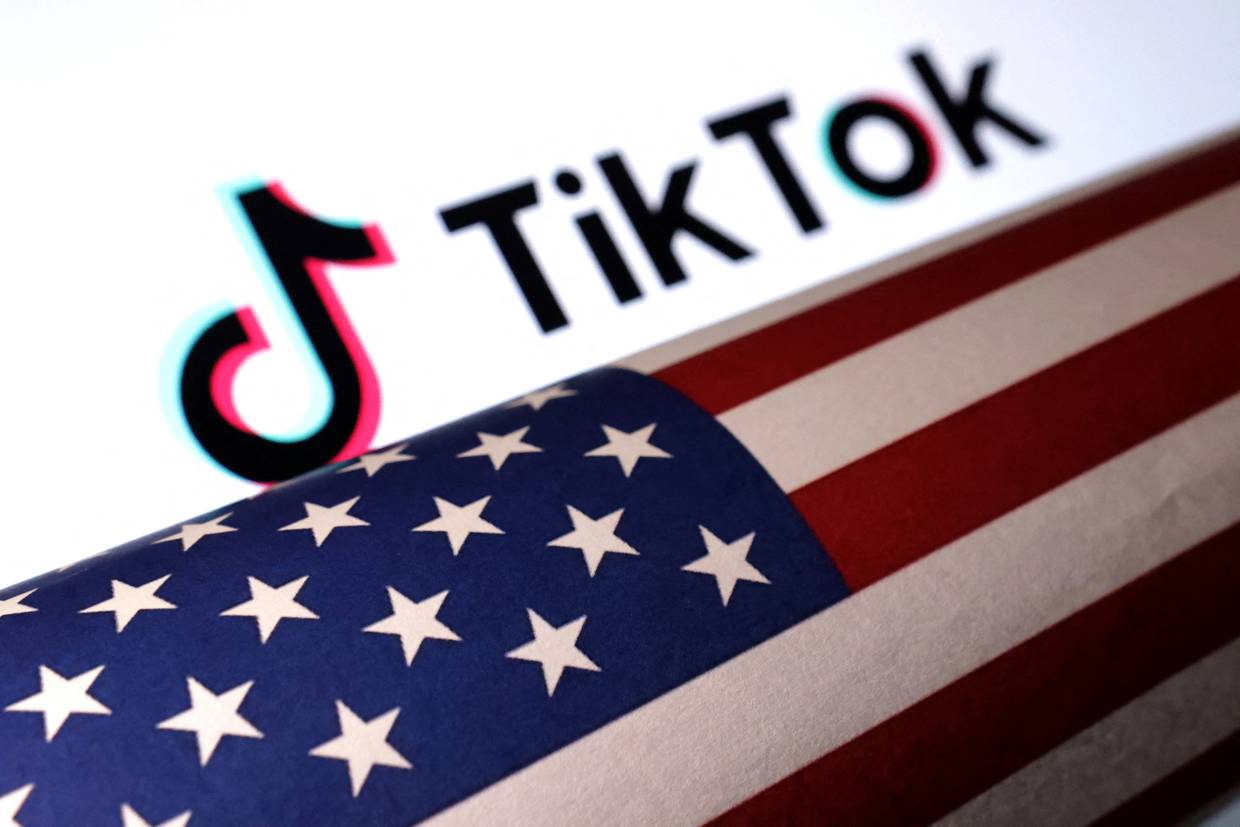 FOTO DE ARCHIVO: La bandera de Estados Unidos se coloca sobre un logotipo de TikTok en esta ilustración tomada el 20 de marzo de 2024. REUTERS/Dado Ruvic/Ilustración/Archivo