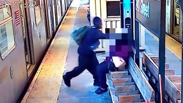 VIDEO: Hombre embarra heces en la cara de una pasajera en metro de NY