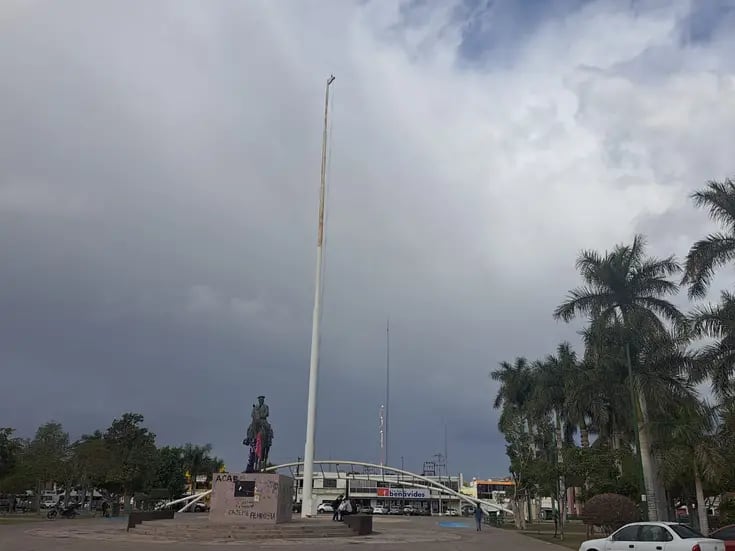 Por vientos retiran bandera de plaza Álvaro Obregón