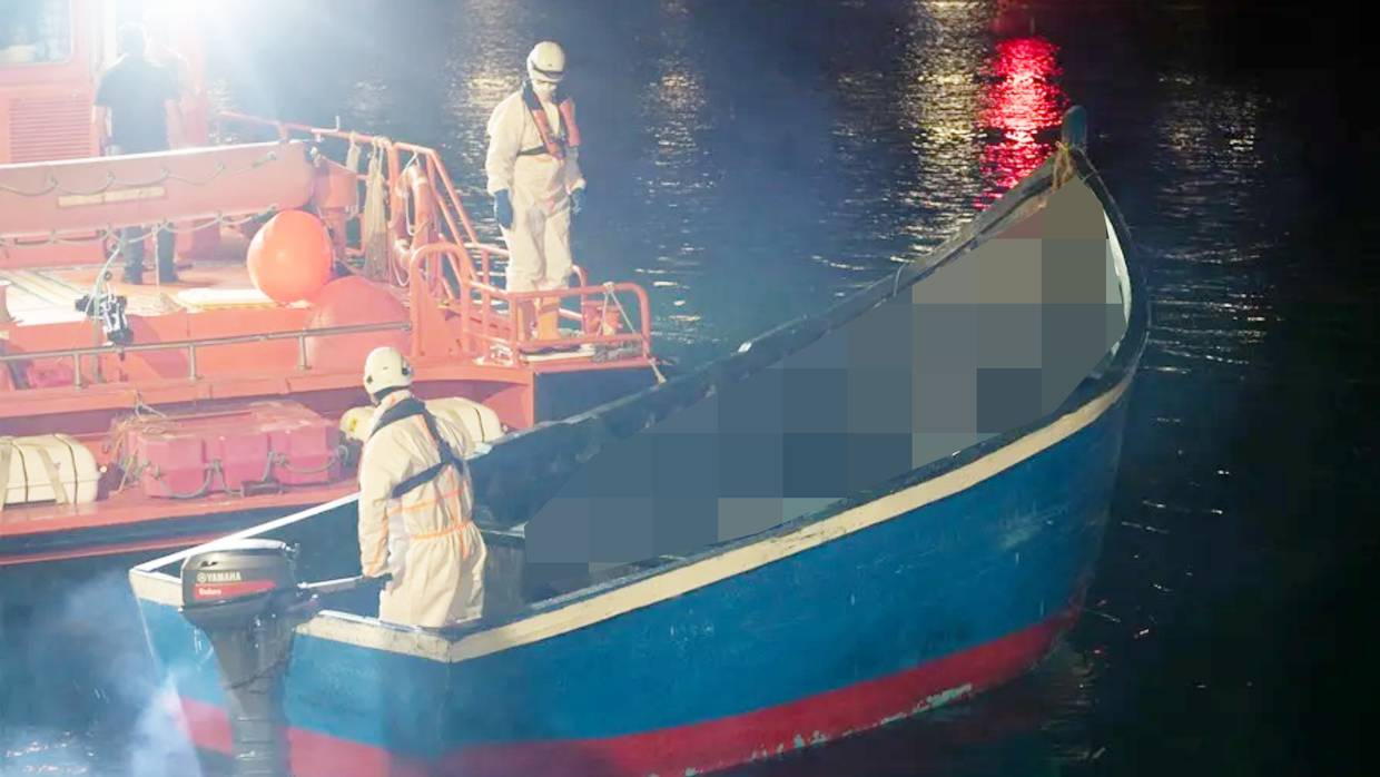 El hallazgo de un barco a la deriva con 4 cadáveres conmociona en España. | EFE