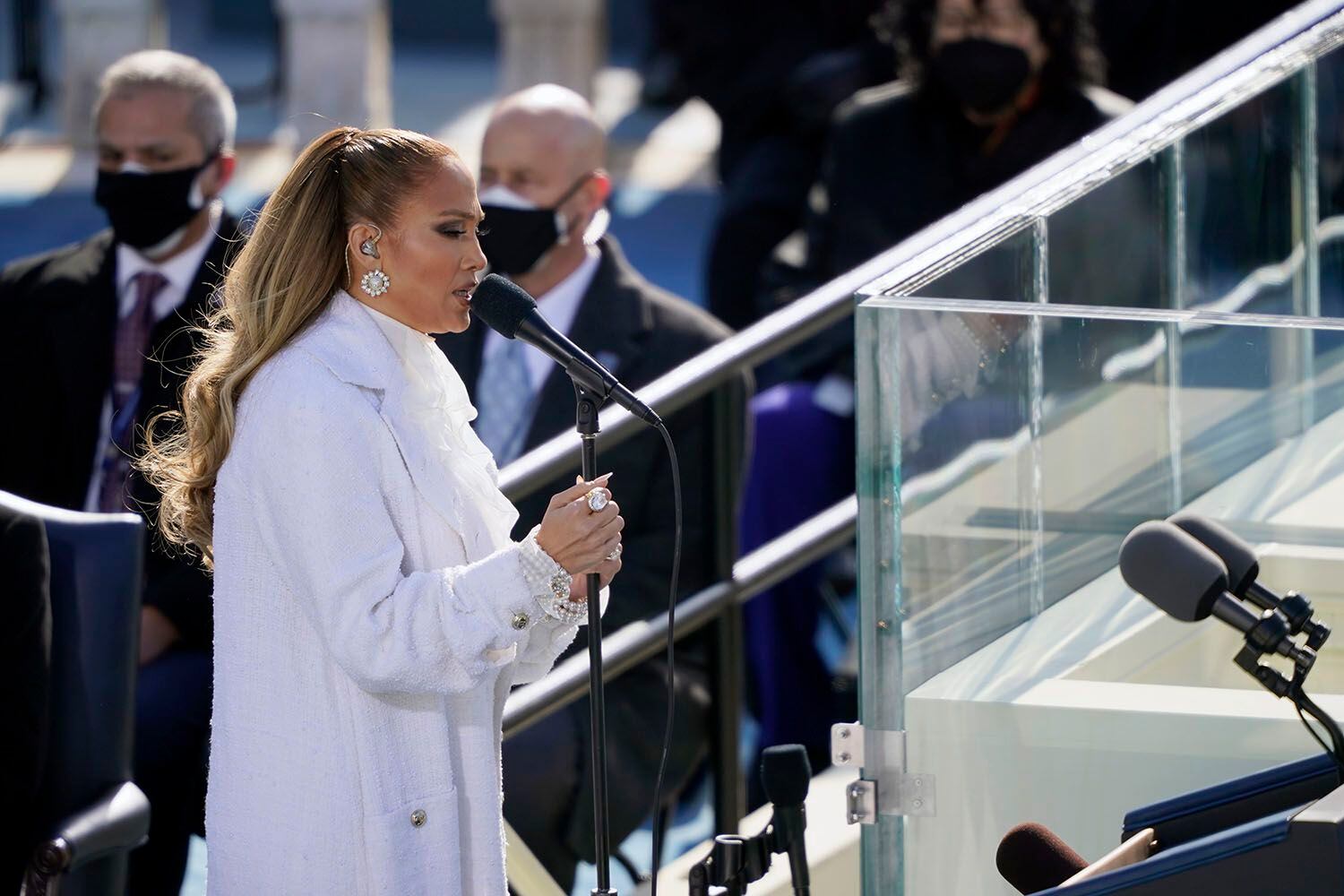 Jennifer López canta en la ceremonia de investidura del presidente Joe Biden frente al Capitolio estadounidense, en Washington, el miércoles 20 de enero del 2021. (AP Foto/Carolyn Kaster)