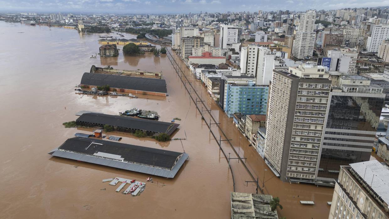 Fotografía aérea tomada que muestra una zona inundada , tras la crecida del lago Guaíba en la ciudad de Porto Alegre (Brasil). | EFE/ Isaac Fontana