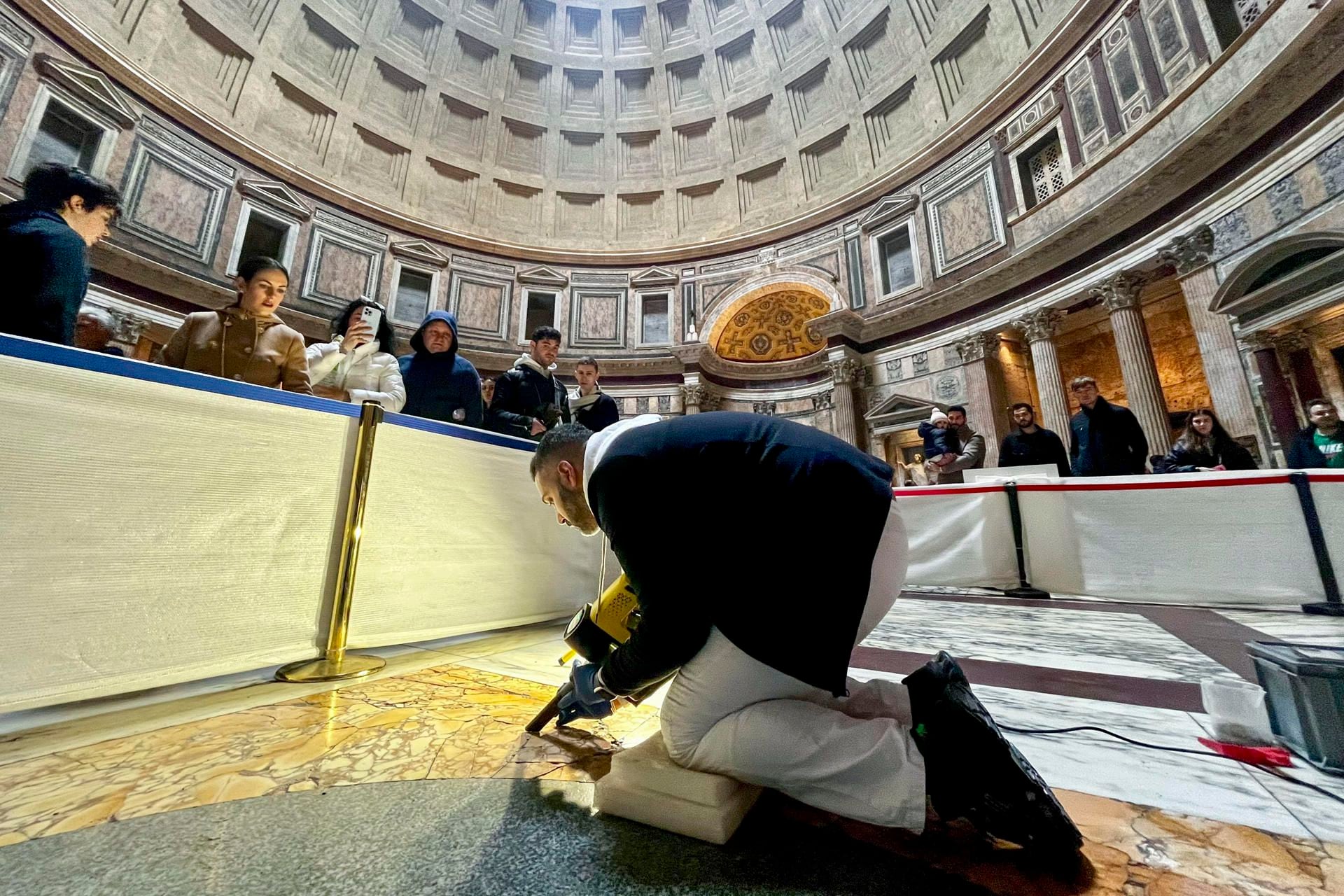 Labores de mantenimiento del suelo de mármol del Panteón de Roma. EFE/ Gonzalo Sánchez
