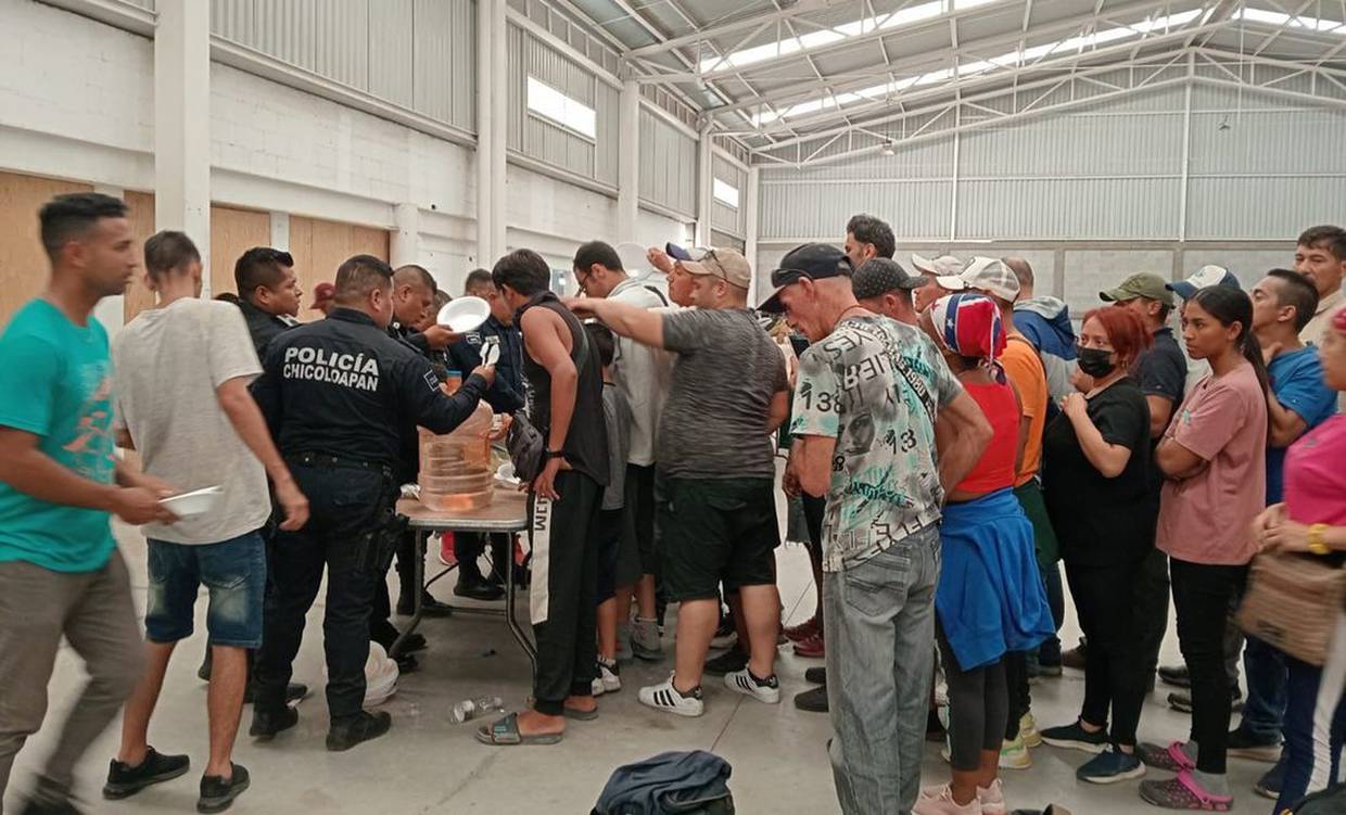 Rescatan a más de 200 migrantes abandonados en una bodega en Chicoloapan, Edomex; varios proceden de Palestina. Foto: Especial