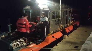 Rescatan a tripulante de navío con malestar y es llevado a hospital