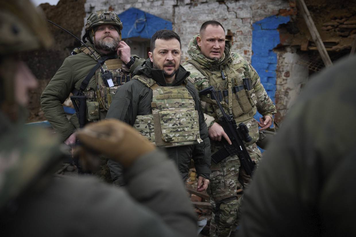 En esta imagen proporcionada por la oficina de presidencia de Ucrania, el presidente de Ucrania, Volodymyr Zelenskyy, en el centro, durante su visita a la región de Zaporiyia, donde se producen intensos combates con tropas rusas, en Ucrania, el domingo 4 de febrero de 2024. | AP