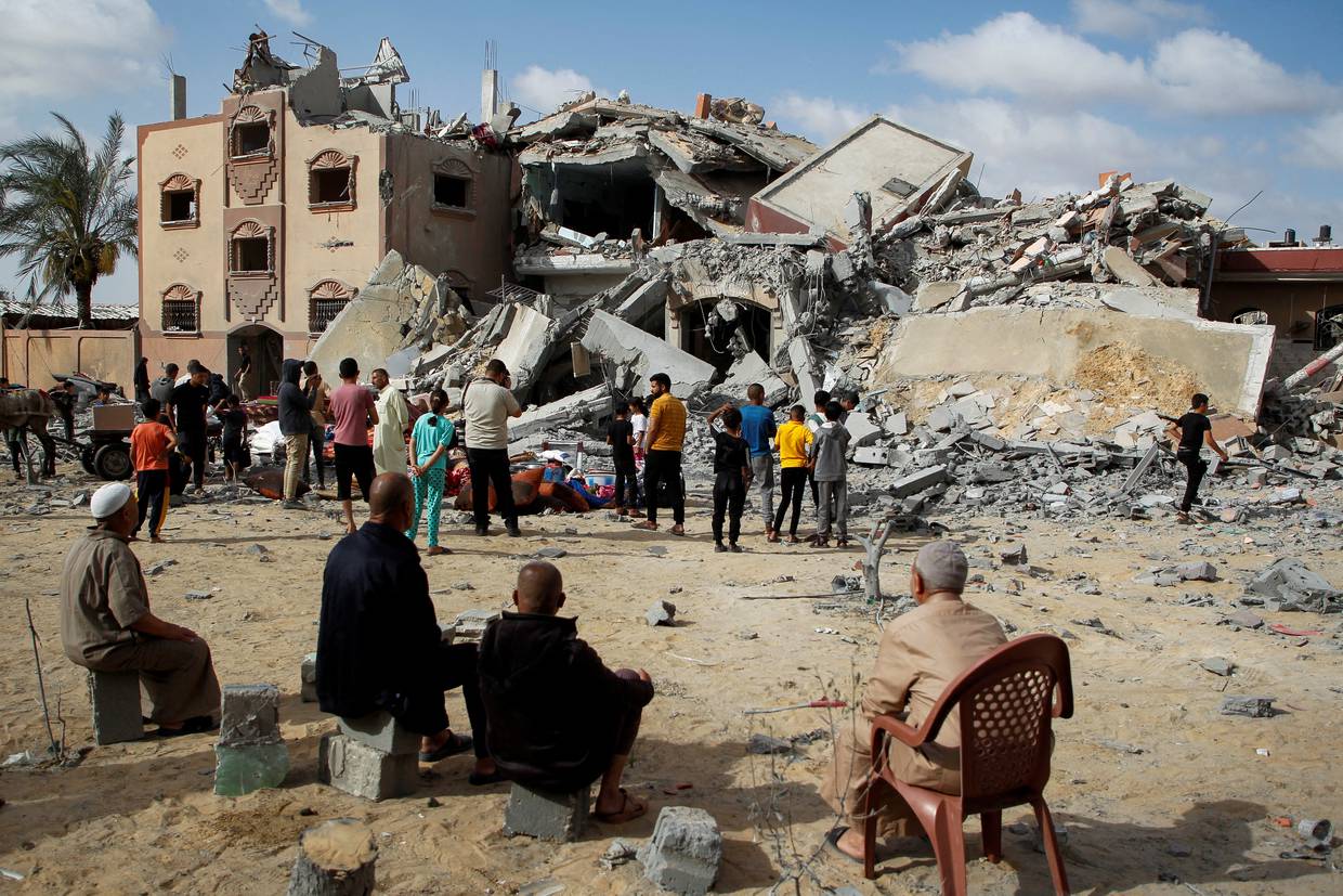 Palestinos observan el lugar de un ataque israelí contra una casa, en medio del actual conflicto entre Israel y Hamás, en Ráfah, en el sur de la Franja de Gaza. 5 de mayo de 2024. REUTERS/Hatem Khaled