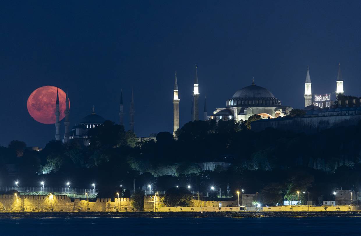 Istanbul (Turkey), 03/07/2023.- A full moon sets behind the Blue Mosque and the Hagia Sophia Grand Mosque, in Istanbul, Turkey, 03 July 2023. (Turquía, Estanbul) EFE/EPA/ERDEM SAHIN