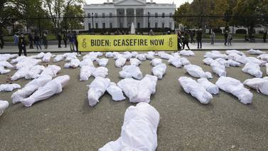 Múltiples cadáveres falsos frente a la Casa Blanca exigen un alto al fuego en Gaza