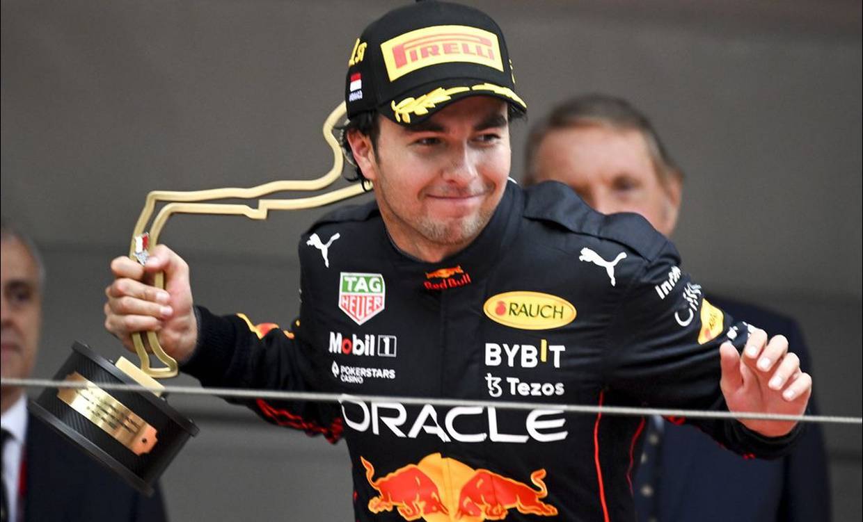 El mexicano Checo Pérez se encuentra a un paso de convertirse en el cuarto piloto con más podios en Red Bull. | Crédito: EFE