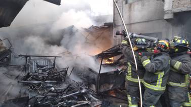 Incendio en Coyoacán consume taller de bicicletas; evacuan a 50 vecinos