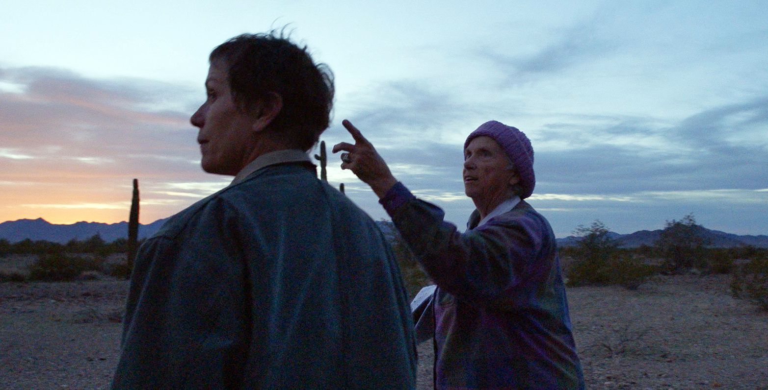 Frances McDormand, a la izquierda, y Swankie en una escena de "Nomadland". (Searchlight Pictures via AP)
