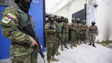 Policía Nacional de Ecuador controla motín en la cárcel y rescata a abogados secuestrados