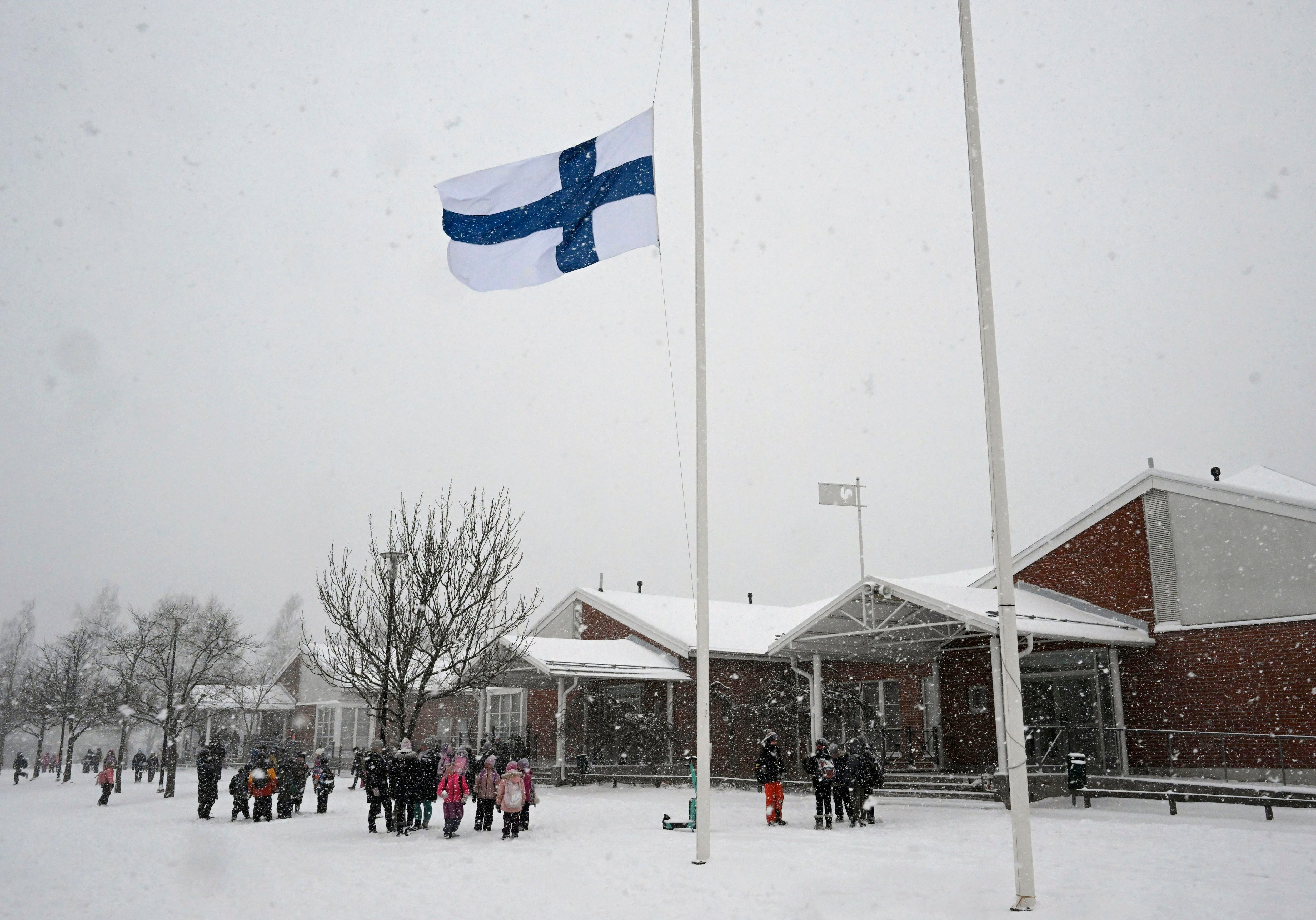 La bandera de Finlandia ondea a media asta en la escuela Viertola en Vantaa, Finlandia, el 3 de abril de 2024. Un estudiante de 12 años abrió fuego en esta secundaria el martes, dejando un compañero muerto y dos heridos. (Jussi Nukari/Lehtikuva vía AP)