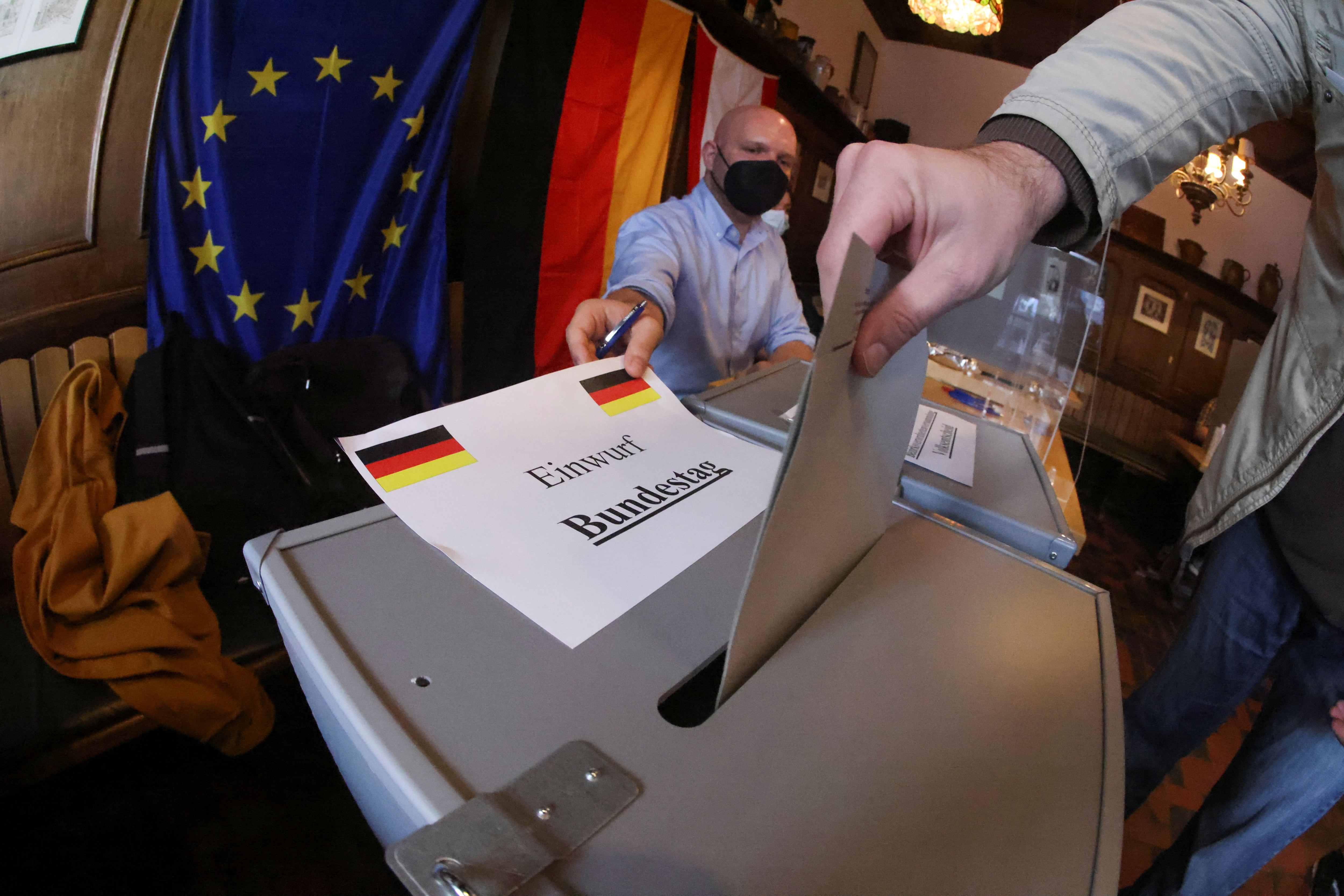Una persona vota en las elecciones generales en Berlín, Alemania. 26 septiembre 2021. REUTERS/Fabrizio Bensch