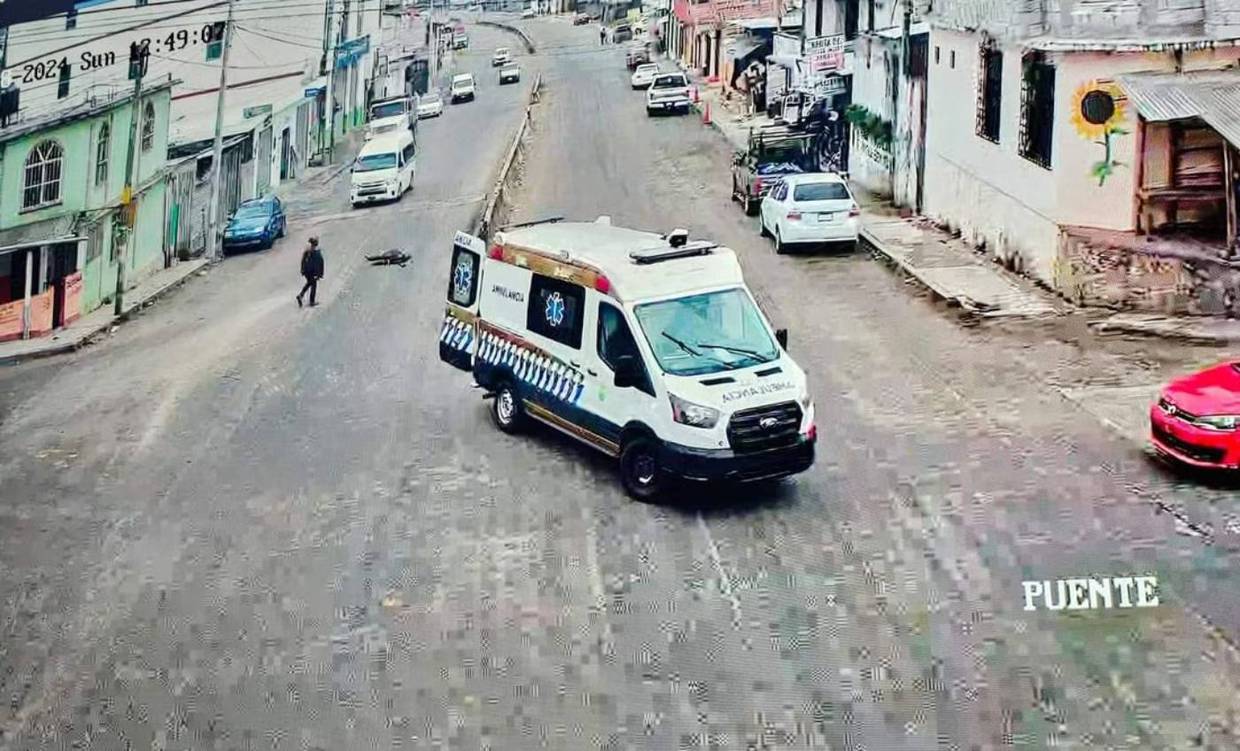 Captan cuando se abre puerta de ambulancia y cae paciente a la calle en Chiapas / Especial