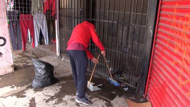 Locatarios en zona Centro de Tijuana se quejan por el exceso de basura
