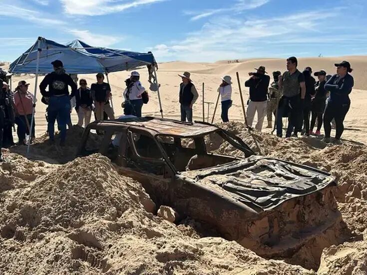 Hallan dos camionetas y restos humanos enterrados en desierto de Cuervitos