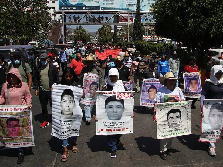 Miles de estudiantes exigen justicia por asesinato de normalista de Ayotzinapa