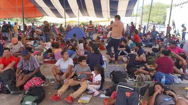 Vuelca autobús en barranco y deja a diez migrantes heridos en Oaxaca