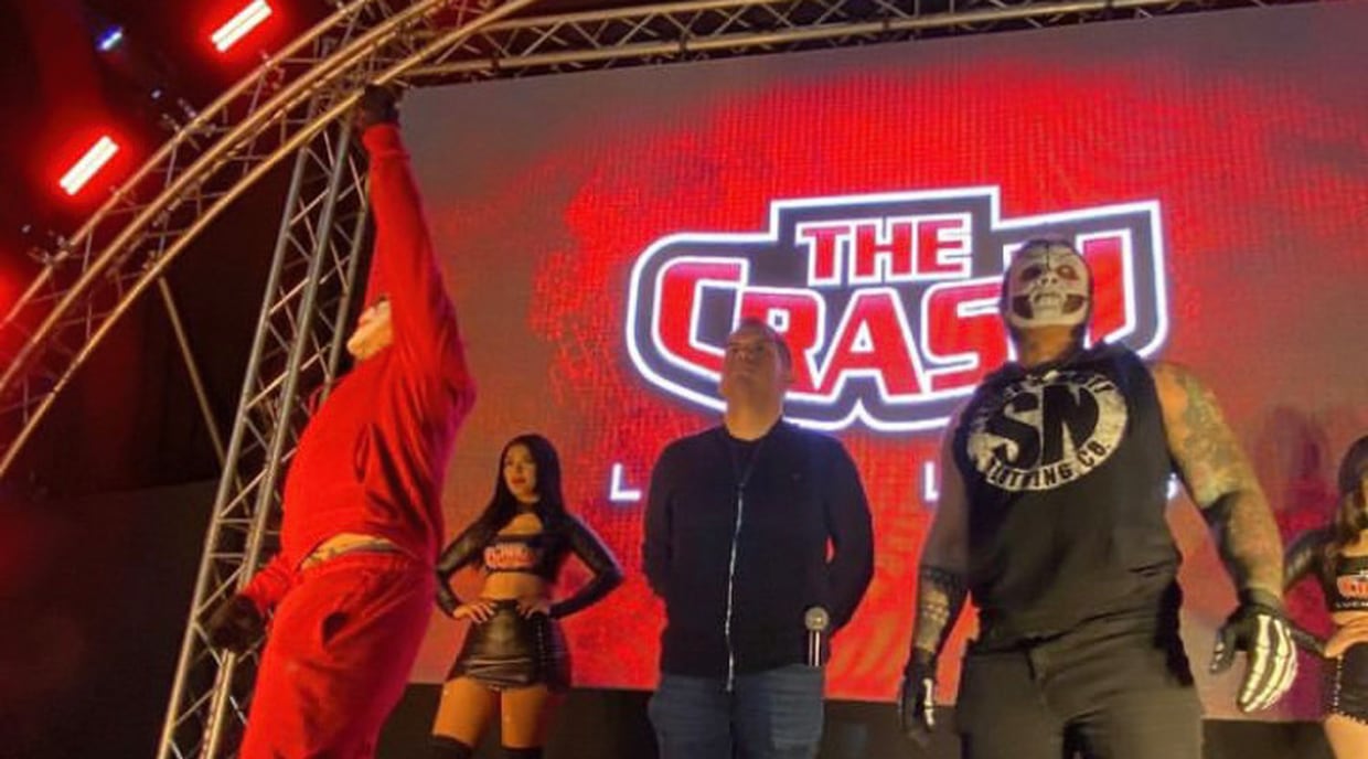 El director general de la AAA, Dorian Roldán y los luchadores Pagano y Mecha Wolf, interrumpieron los festejos en la lucha estelar de The Crash