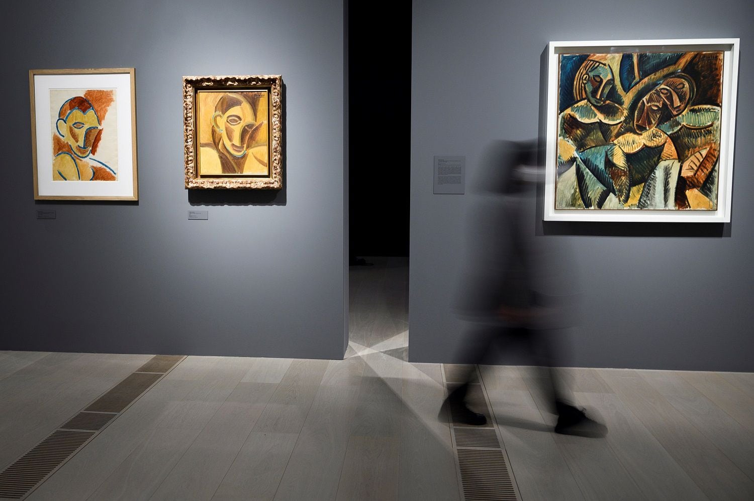 Varias personas visitan la exposición "Picasso ibero", donde se explora por primera vez la influencia del arte ibero en la obra de Pablo Picasso, desde principios del siglo XX hasta sus últimos años de creación, este viernes en el Centro Botín de Santander. EFE/Pedro Puente Hoyos