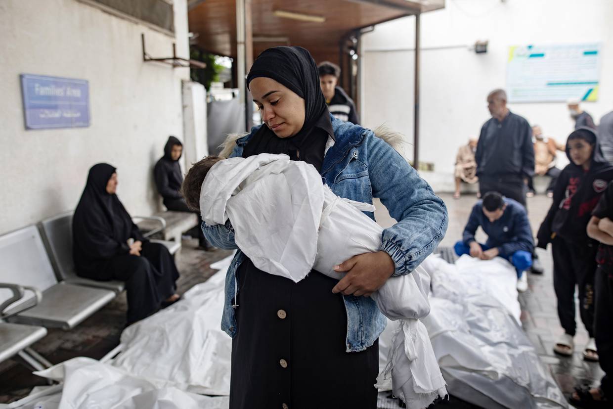 Una mujer en el hospital Al-Najjar , en Rafah, en el sur de la Franja de Gaza, con el cuerpo de un niño en brazos, muerto en los ataques del Ejército israelí el 6 de mayo de 2024. EFE/EPA/HAITHAM IMAD