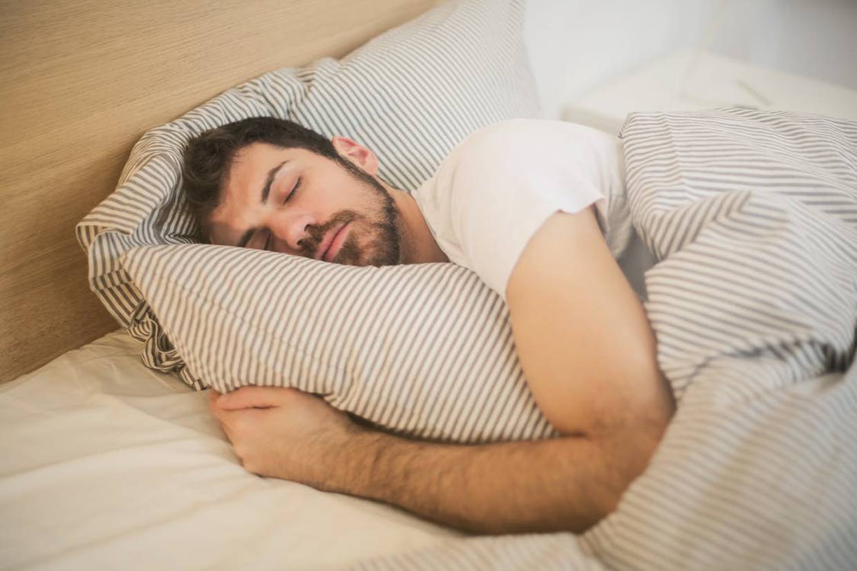 Una hora de sueño adicional no es perjudicial y puede tener efectos positivos en la salud física y mental | Foto. pexels